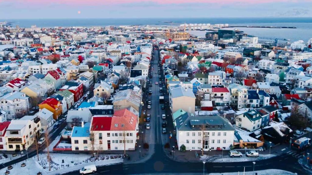 Reykjavik jako krótki przystanek w podróży – spokojny cmentarz Fossvogskirkjugarður, panorama z Perlan i praktyczne wskazówki. Lista innych atrakcji stolicy Islandii.