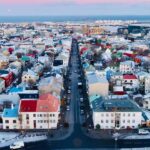 Reykjavik jako krótki przystanek w podróży – spokojny cmentarz Fossvogskirkjugarður, panorama z Perlan i praktyczne wskazówki. Lista innych atrakcji stolicy Islandii.
